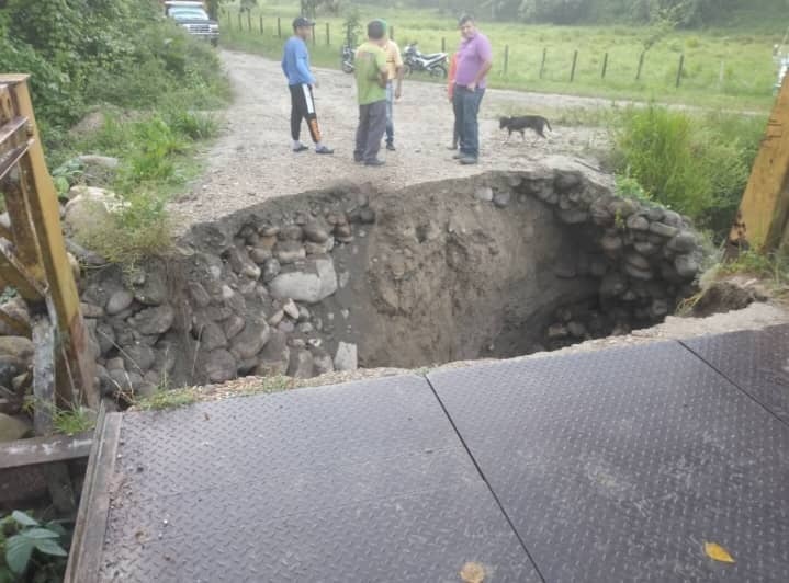 Incomunicados por una “tronera” que se abrió en el puente de Calderitas en Barinas