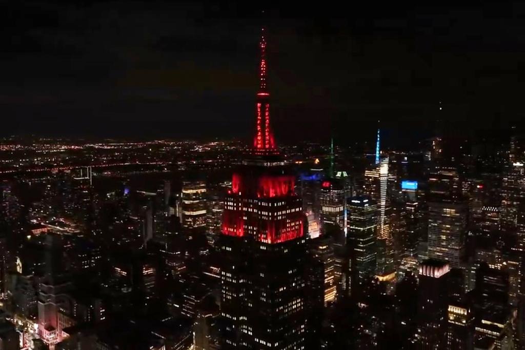 El Empire State Building se tiñó de rojo por la victoria de Trump y liberales se derrumbaron (VIDEO)