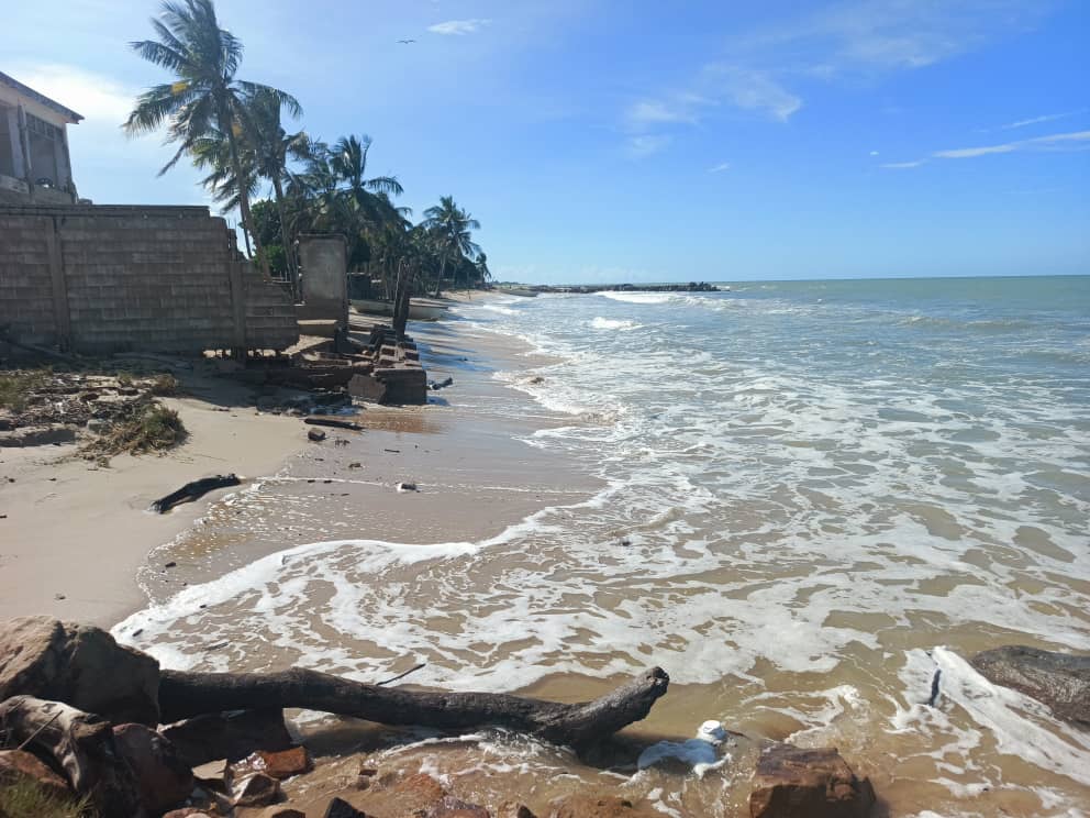 En la zona costera del oeste de Anzoátegui viven una situación de riesgo con el mar de leva