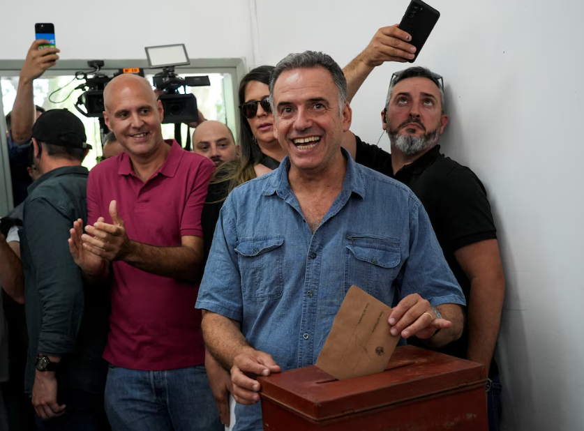 Elecciones en Uruguay: tras emitir su voto, Yamandú Orsi dijo que habló con Álvaro Delgado