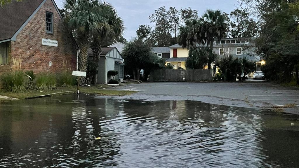 Inundaciones azotan Charleston mientras se desarrolla una poderosa tormenta costera en Carolina del Sur