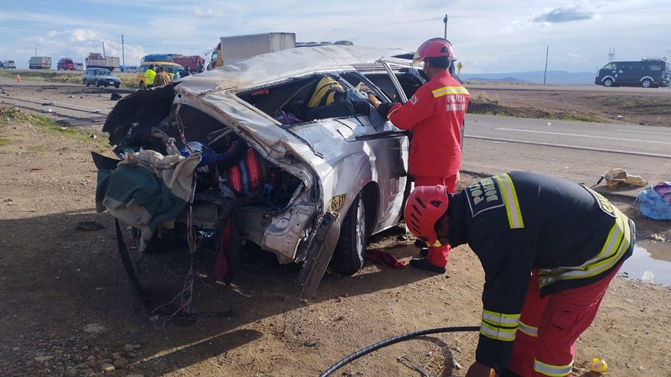 Al menos 14 muertos tras el choque frontal de dos carros en Bolivia