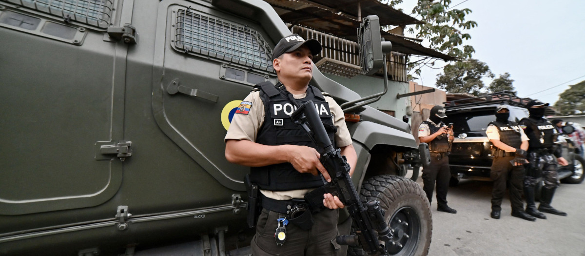 Al menos once personas heridas tras detonación de granadas en cárcel de Ecuador (Videos)