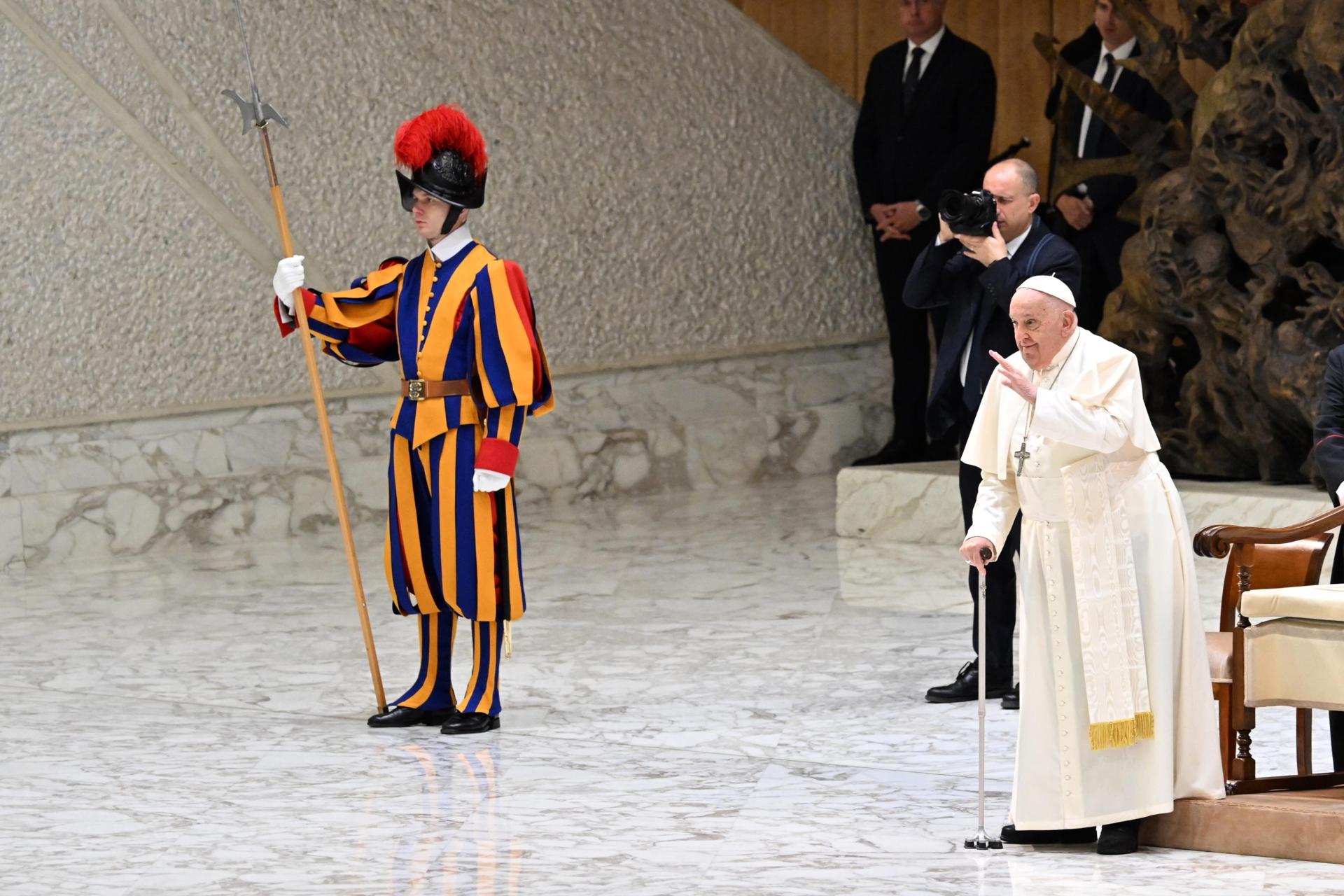 El papa Francisco se disculpó por estar “muy resfriado” en una audiencia en el Vaticano