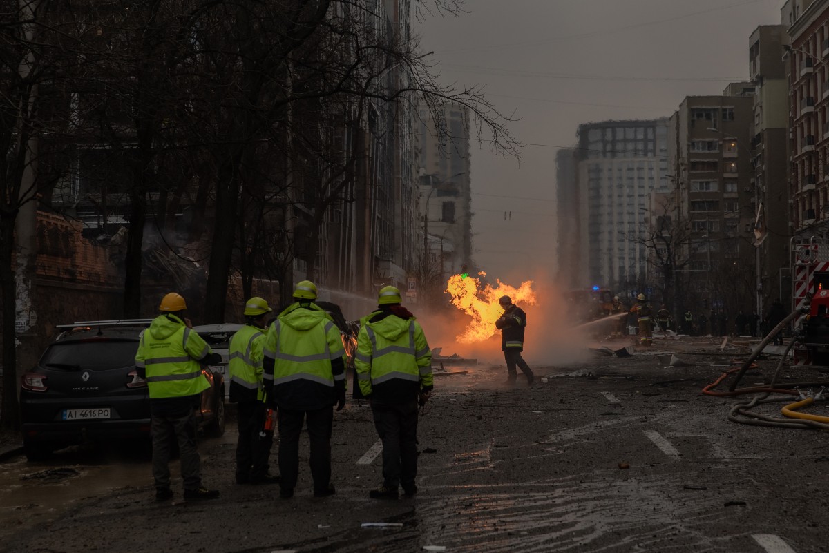 Al menos un muerto y tres heridos tras devastador ataque ruso con misiles hipersónicos contra Kiev