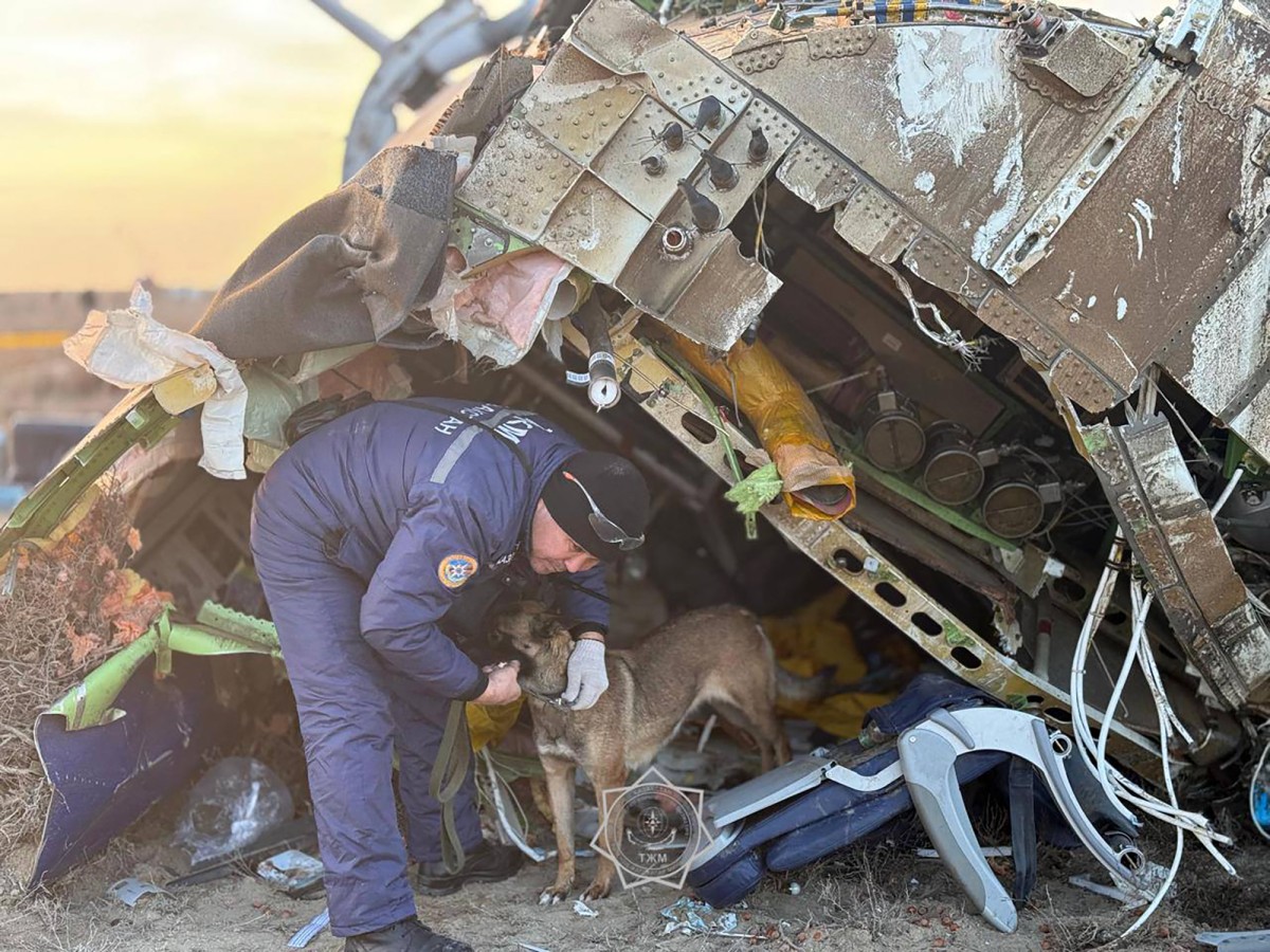 El avión azerbaiyano se estrelló debido a “interferencias externas, físicas y técnicas”