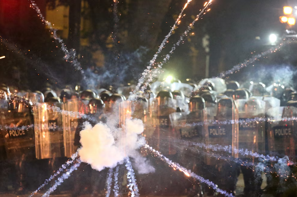 VIDEO: manifestantes usan una “ametralladora” de fuegos artificiales contra la represión en Georgia