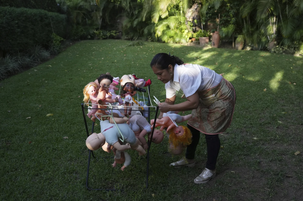 AP: Este hospital de Venezuela recupera juguetes desechados para otra ronda de amor