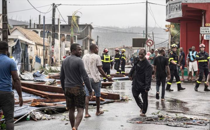 Socorristas franceses continúan la búsqueda de sobrevivientes y cuentan muertos en Mayotte tras paso de potente ciclón