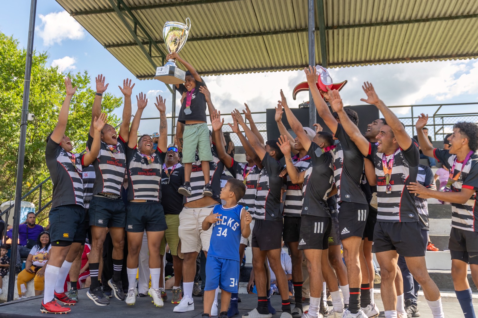 Santa Teresa celebró el saca el pecho fest con rugby y el race 13k