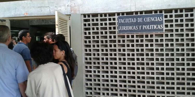 Denunciaron amedrentamiento de dos funcionarios armados durante evento de DDHH en la UCV