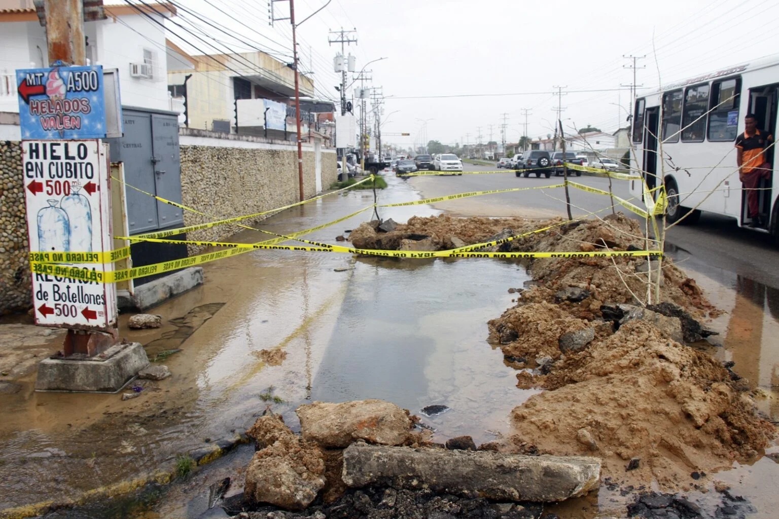 Mientras el agua se desperdicia, vecinos de la Floresta en Maturín están secos