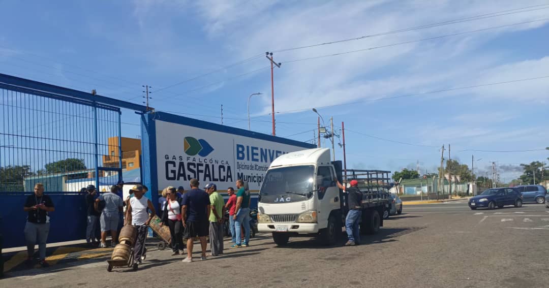 Falconianos hacen largas colas para comprar gas doméstico