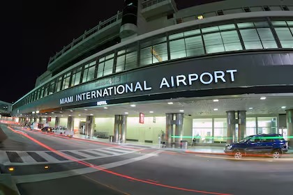 “Nos obligan”: La práctica “ilegal” que aumenta en el Aeropuerto Internacional de Miami (VIDEO)