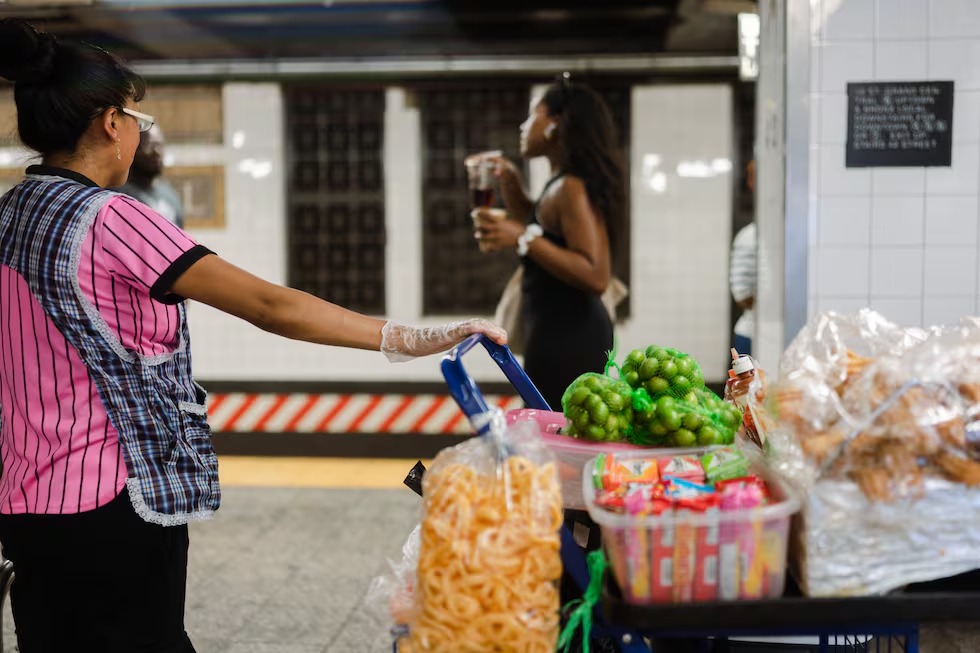 Migrantes dedicados a la venta ambulante en Nueva York, acorralados entre el alcalde Adams y Trump