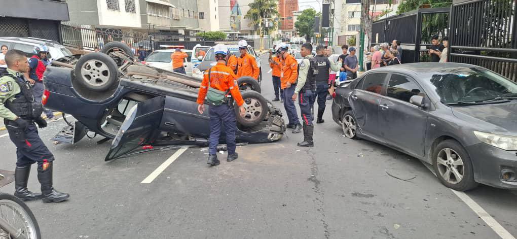 Desperfecto mecánico provocó el volcamiento de un carro en plena avenida de Chacao este #22Dic (VIDEO)