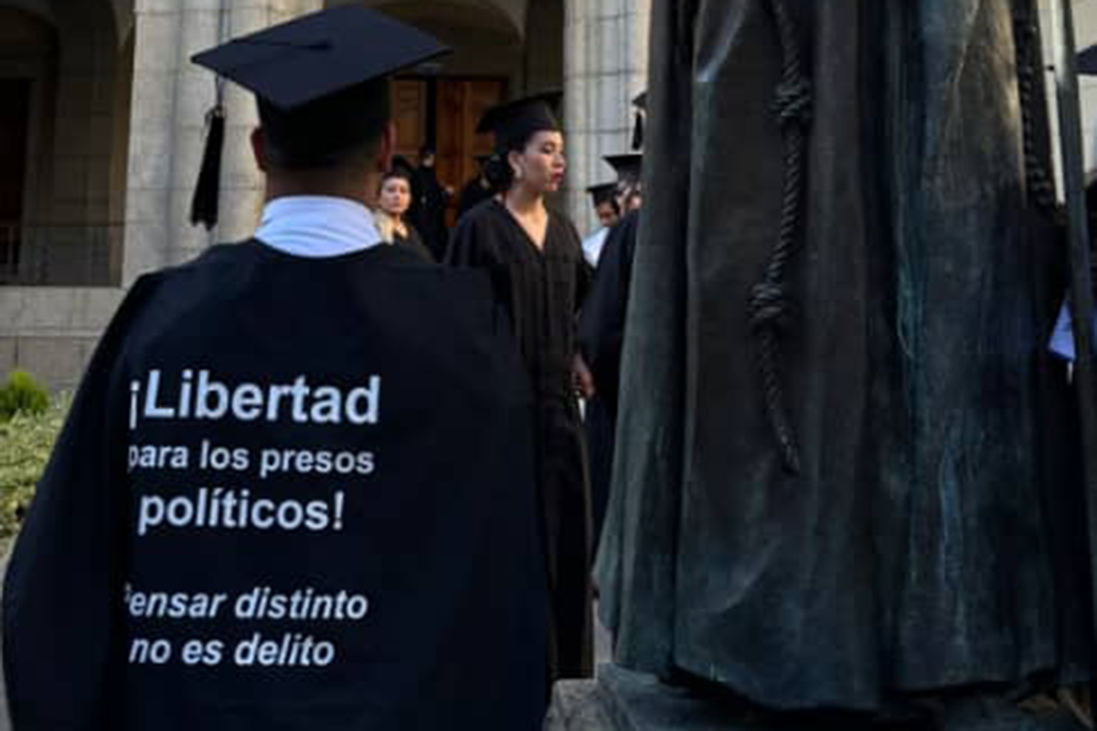 Graduando clamó por la liberación de presos políticos en su acto de grado en la ULA