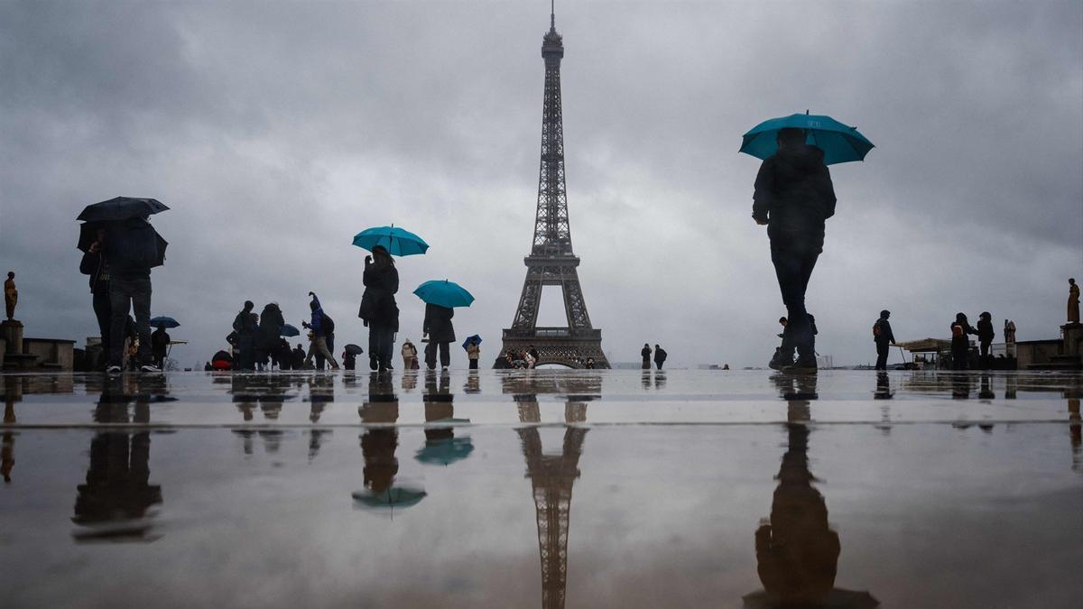 Evacuaron temporalmente la torre Eiffel por un cortocircuito en los ascensores