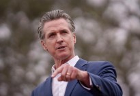 Newsom analiza cómo ayudar a inmigrantes ilegales a evitar la deportación masiva planeada por Trump