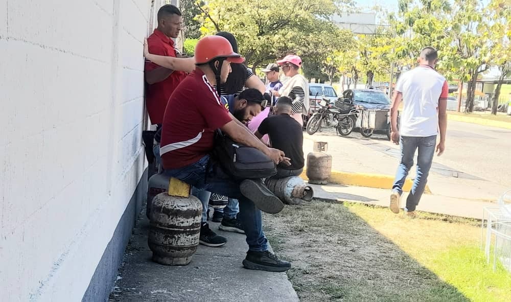 Vecinos que quedaron con bombonas de gas vacías en Barinas posiblemente puedan llenarlas este #26Dic