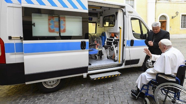 El papa Francisco envió a su limosnero a Ucrania con un hospital móvil y seis ecógrafos