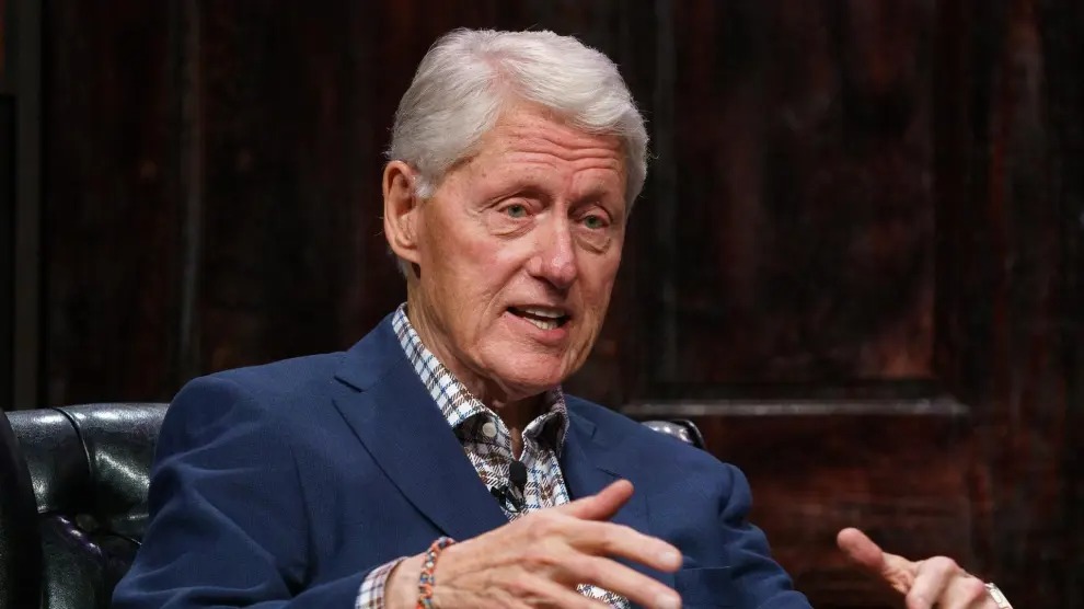 Bill Clinton recibe alta médica tras superar problema de salud en el hospital