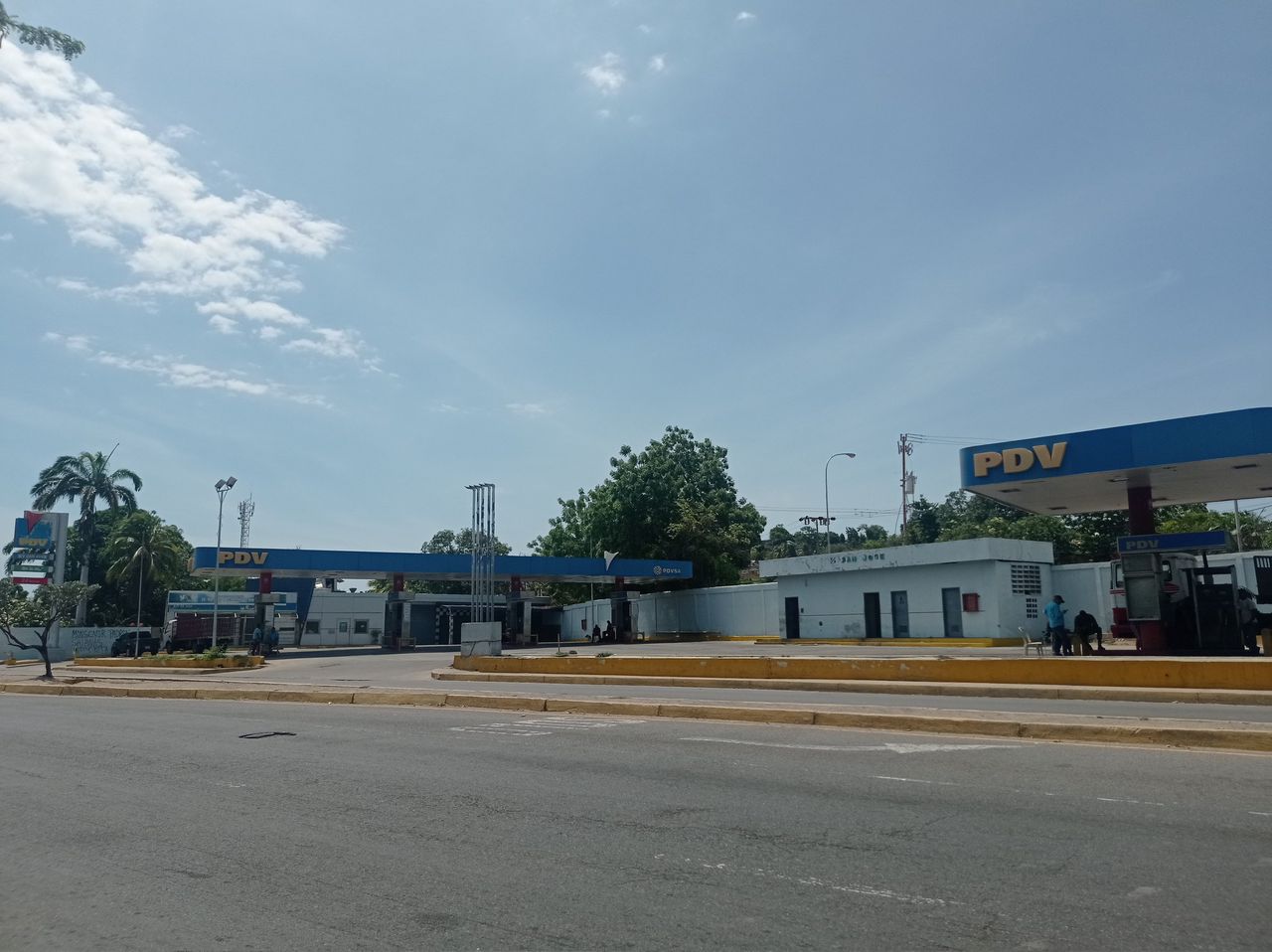 Venezuelan drivers spend up to 12 hours to fill the gasoline tank of their vehicles in Cumaná