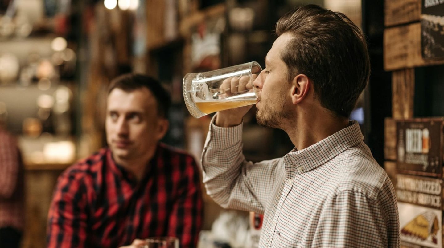 Fue despedido por tomar cerveza durante horario laboral y ahora recibirá una indemnización millonaria