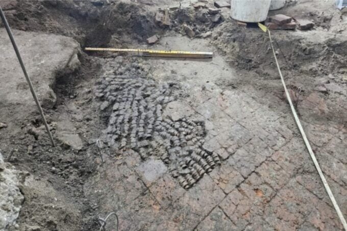 Descubrimiento macabro: Arqueólogos encuentran un piso medieval hecho de huesos