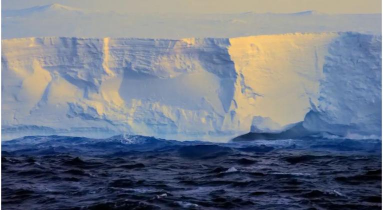 El iceberg más grande del mundo está a la deriva por el océano Antártico tras desprenderse