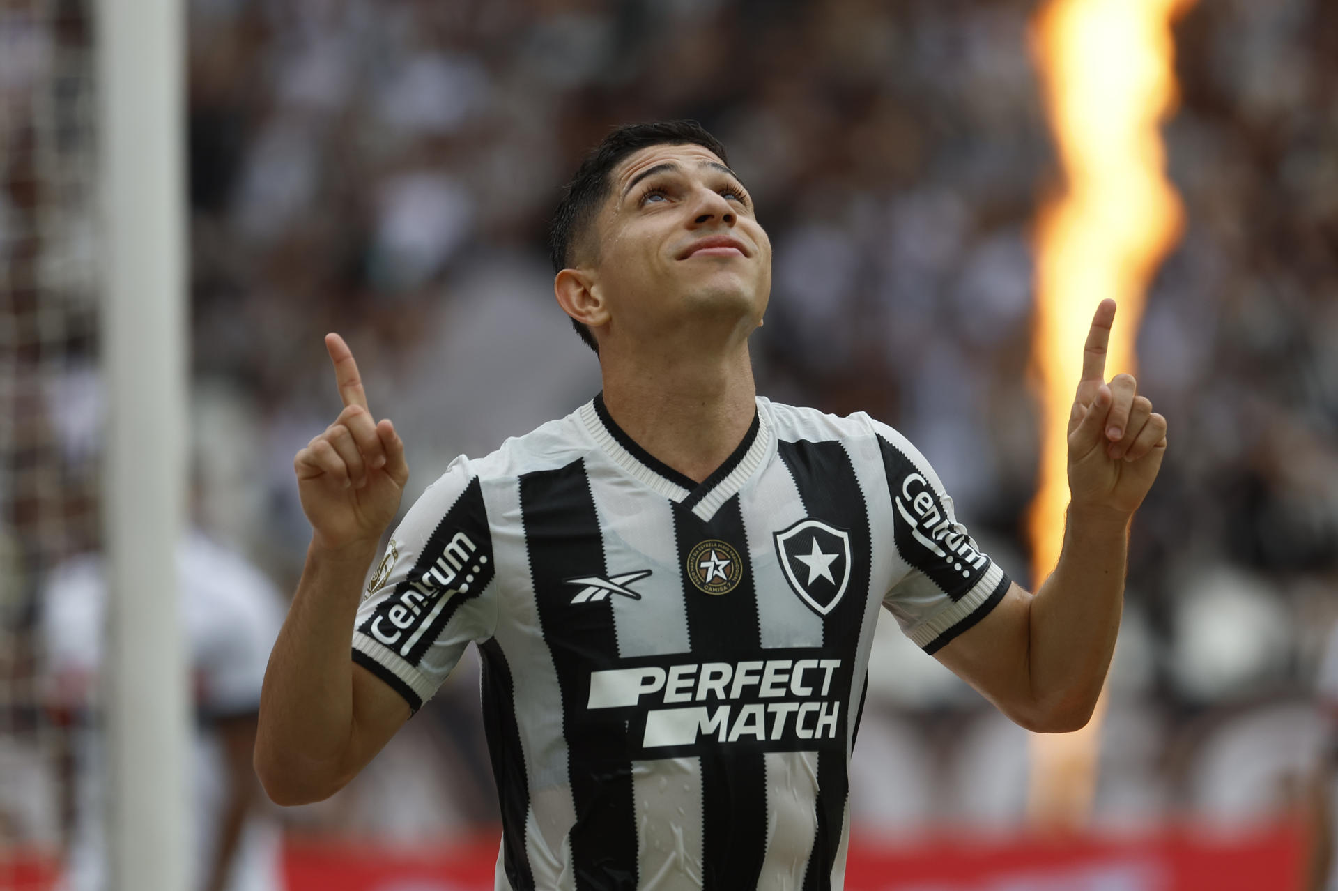 Savarino sacó su magia y con un golazo le dio a Botafogo el Brasileirao tras casi 30 años del último título