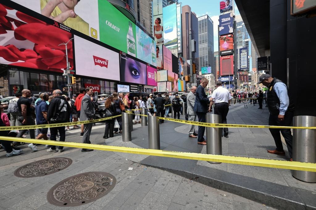 Niño migrante y sus amigos enmascarados apuñalaron a un hombre en Times Square por insólito motivo