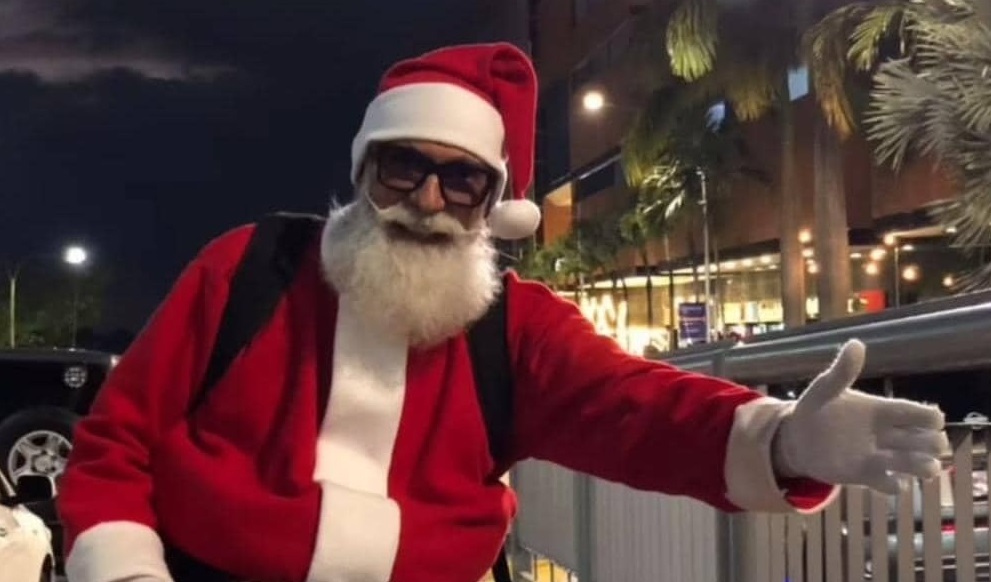 Hombre en Mérida se viste de Santa Claus para sobrevivir a la crisis y apoyar a su familia