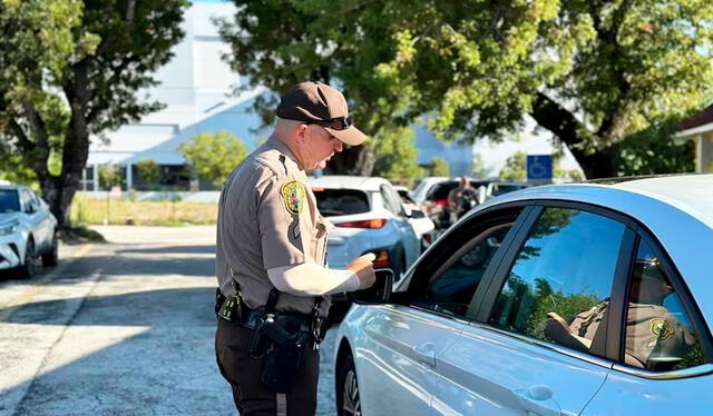 Nueva ley de Florida: norma multará a quienes se acerquen a policías en estas circunstancias