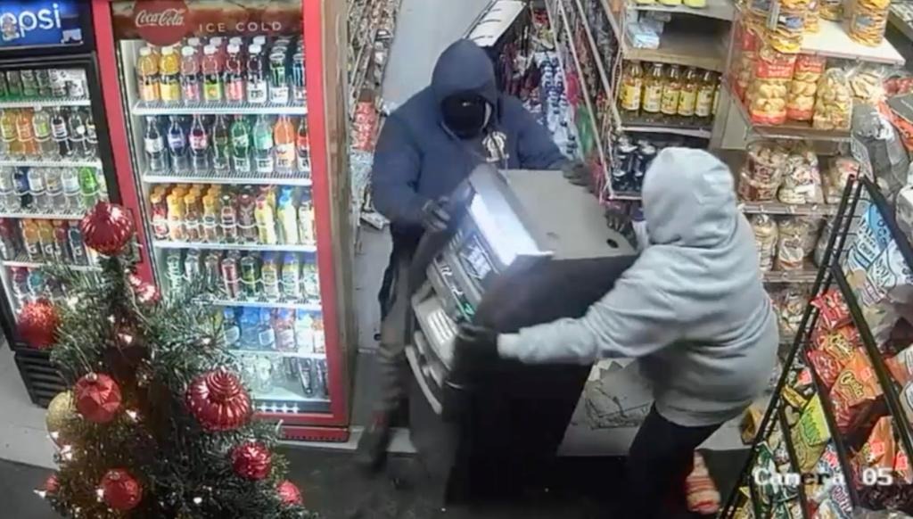 Banda de ladrones asaltó casi 50 tiendas en Nueva York: se llevaron cajeros automáticos y miles de dólares