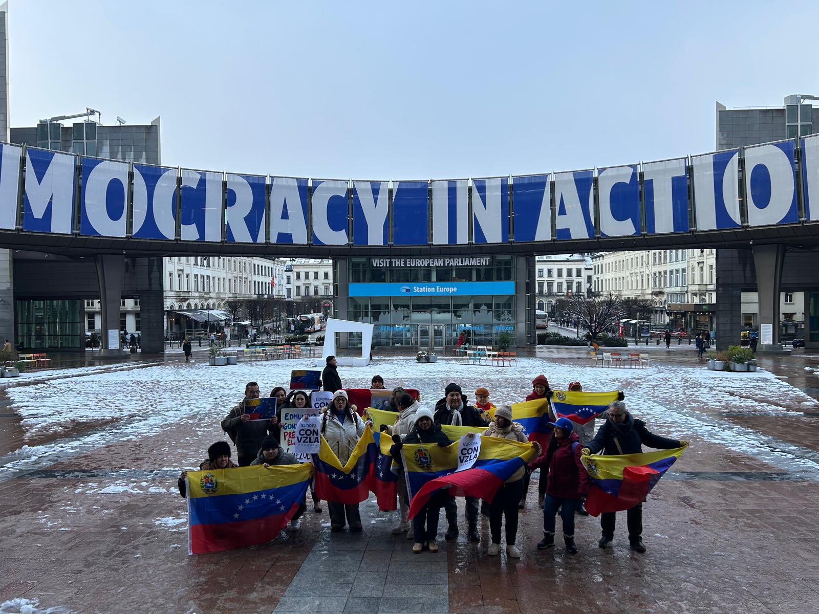 El PP se concentró con venezolanos frente al Parlamento Europeo en apoyo a Edmundo González (Imágenes)