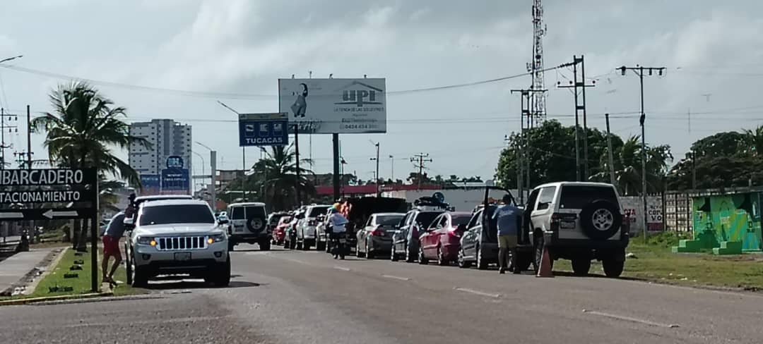 Surtir gasolina es una odisea para los turistas en Venezuela