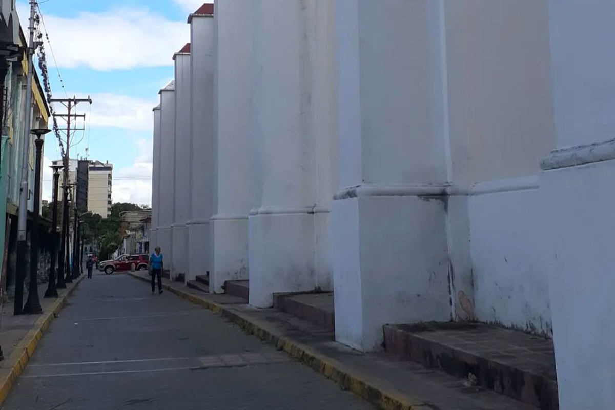 Callejón Adarraga en La Victoria se hunde entre el abandono y los malos olores