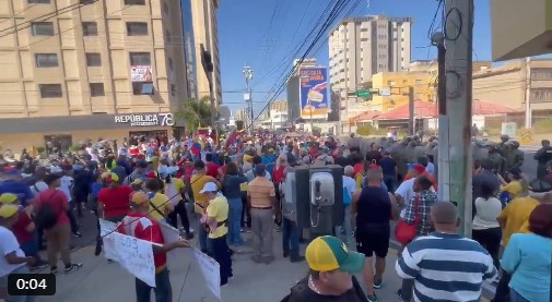 Zulianos salen a protestar pese a restricciones para llegar a la Plaza La República en Maracaibo este #9Ene