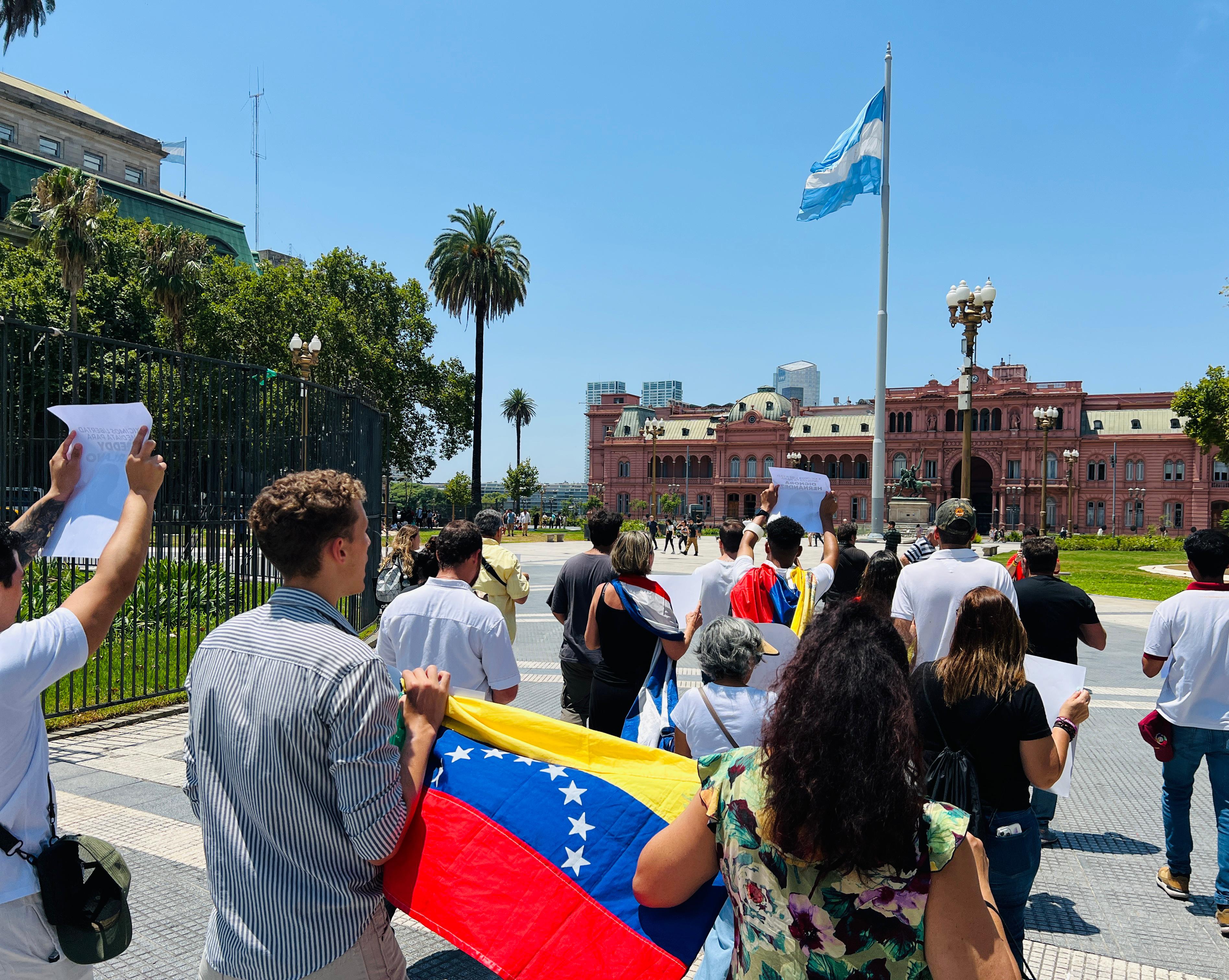 Venezolanos emularon rondas de las Madres de Plaza de Mayo para exigir libertad de presos políticos