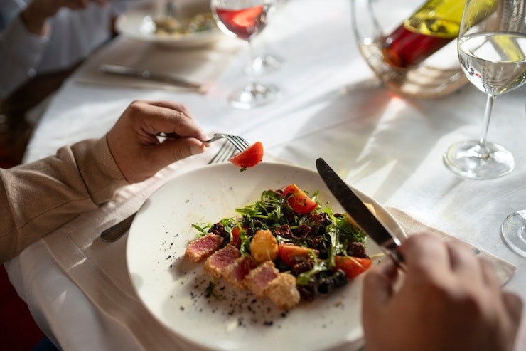 Su última cena: joven se atragantó con la comida en un restaurante y murió